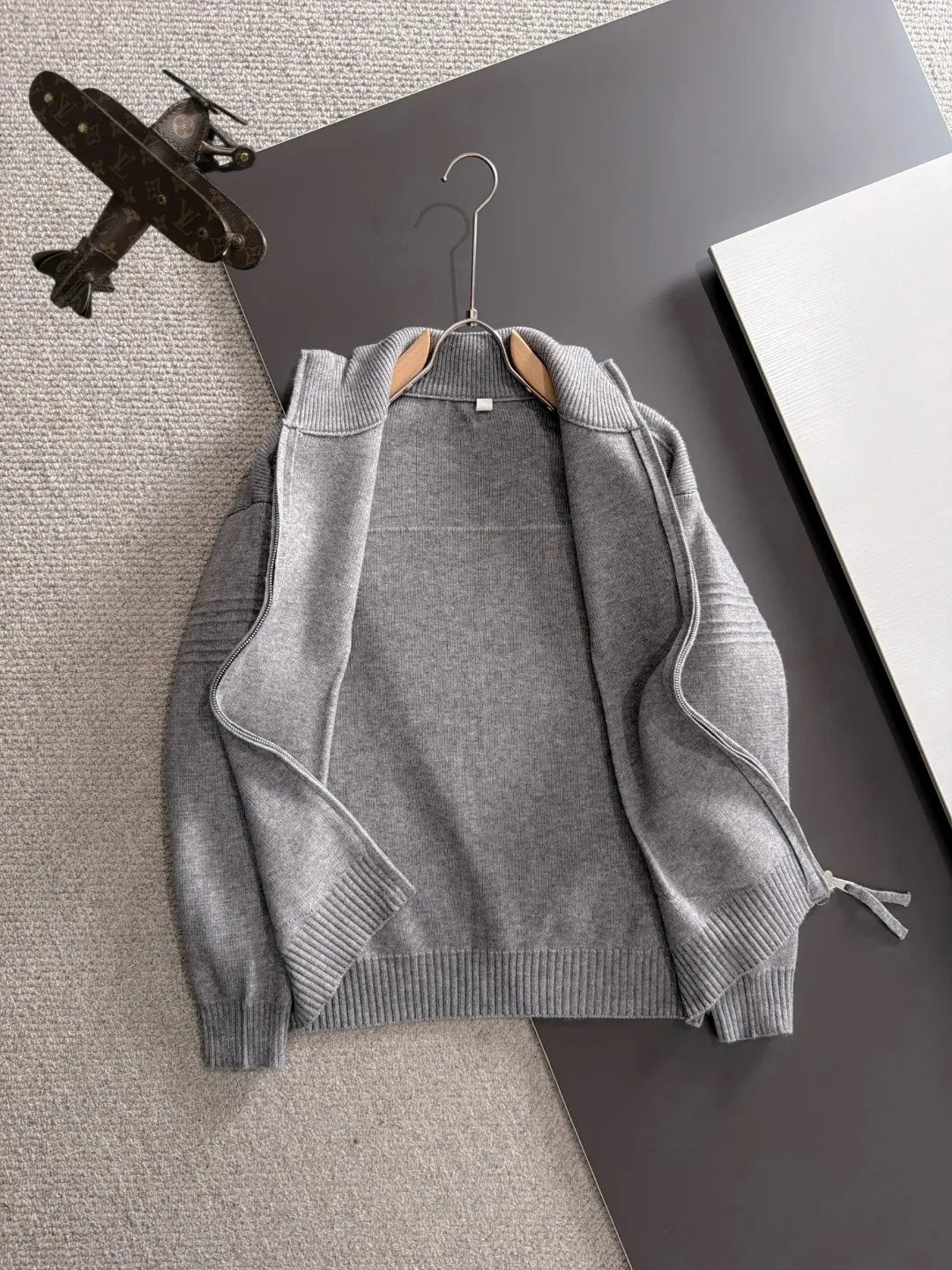 Next day shipping P225 Hermès high quality 2026 autumn and winter latest sweaters from the official website, on sale at the counter simultaneously Hot Sale! Specially made of wool blended fabric. It feels comfortable and can be directly in contact with the skin. The logo badge is exquisitely embroidered, which is extremely eye-catching! The details highlight the fashionable charm of big brands. Exquisite workmanship. Three-dimensional cutting style. The wearing effect is invincible and handsome! All three standards are complete! Sizes:M-3XL